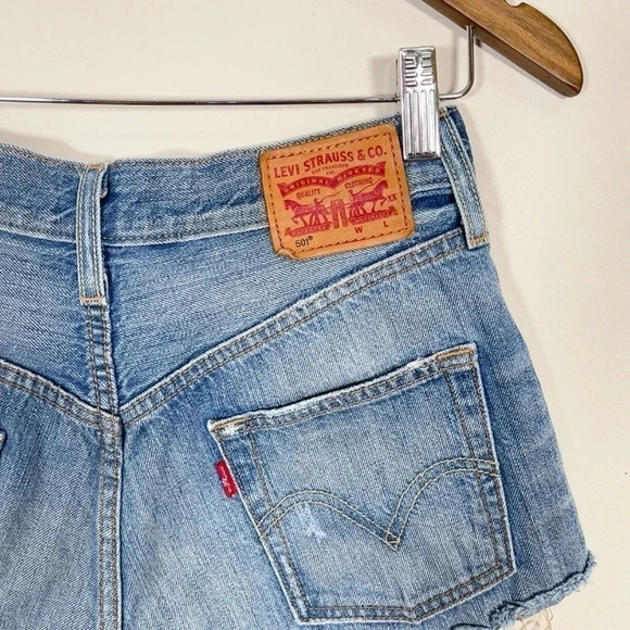 LEVI'S x ARITZIA 501 RAW HEM SHORT IN MEDIUM WASH - Picture 11 of 13